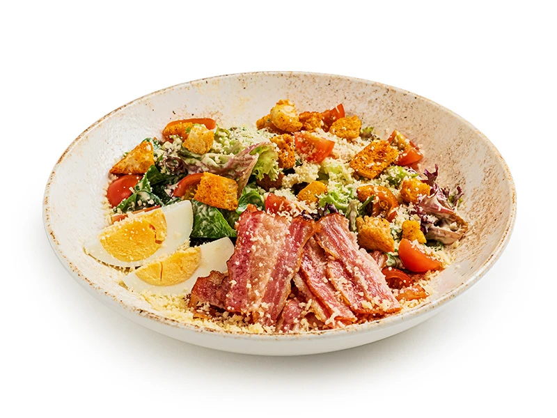 Цезарь с беконом и яйцом