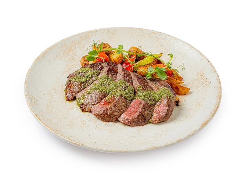 Вырезка из говядины с картофельными дольками и овощами