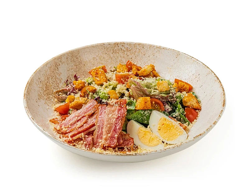 Цезарь с беконом и яйцом