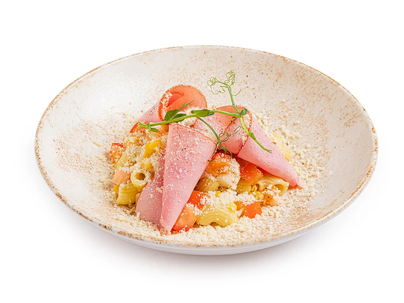 Итальянский салат с ветчиной и сыром Пармезан 