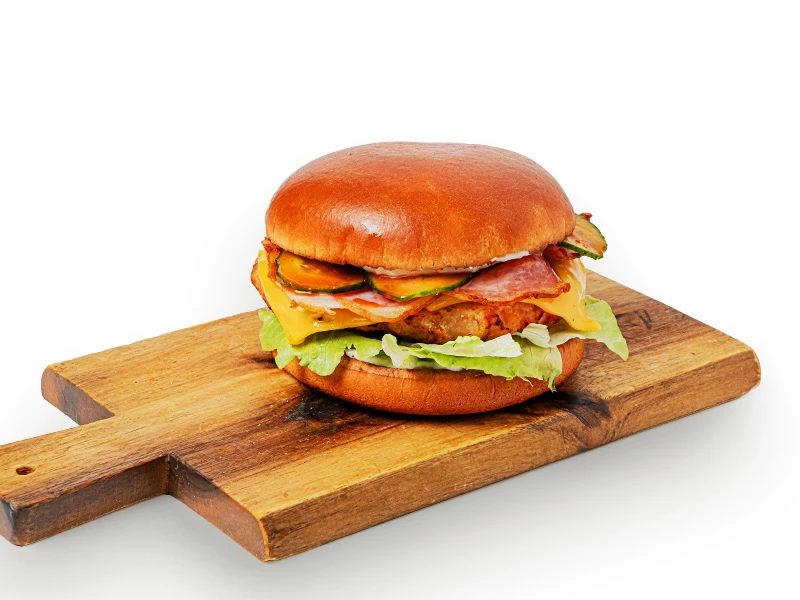 Бургер с куриным шницелем, беконом и соусом Тартар