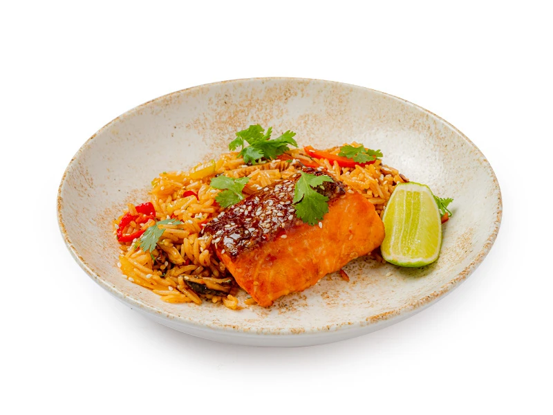 Стейк из лосося с рисом в азиатском стиле