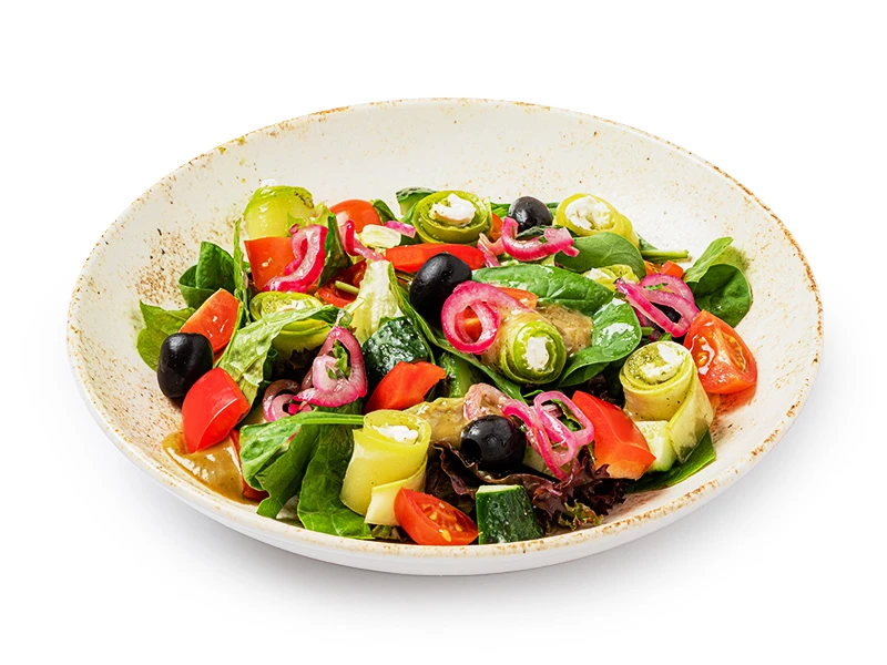 Греческий салат с рулетиками из цукини