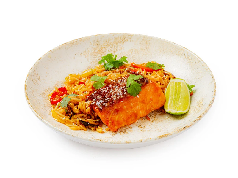 Стейк из лосося с рисом в азиатском стиле