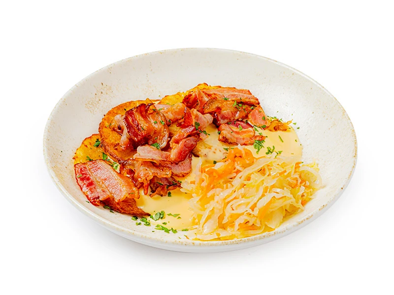 Драники с грудинкой и сырным соусом 