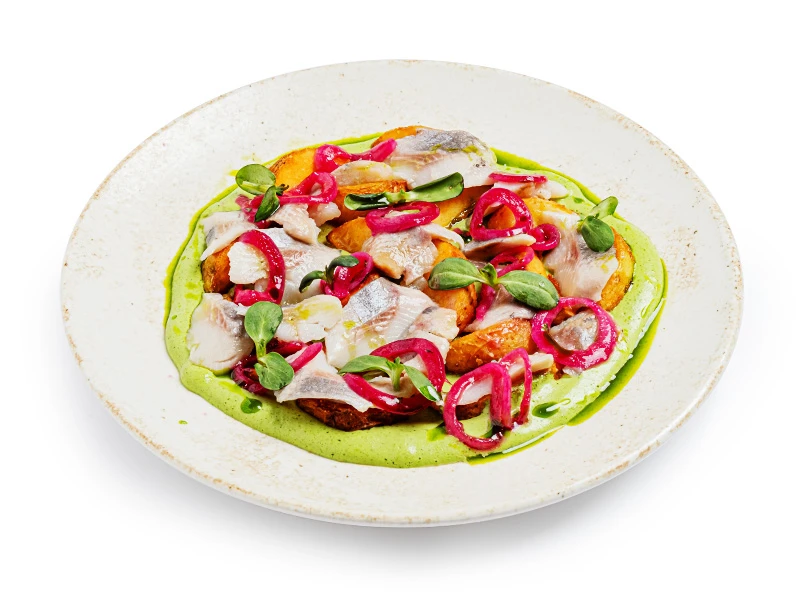 Сельдь с печеным картофелем и малиновым луком