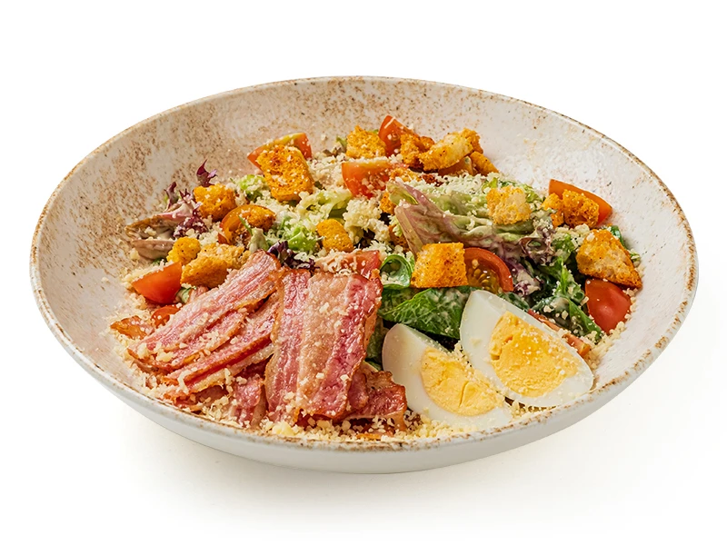 Цезарь с беконом и яйцом