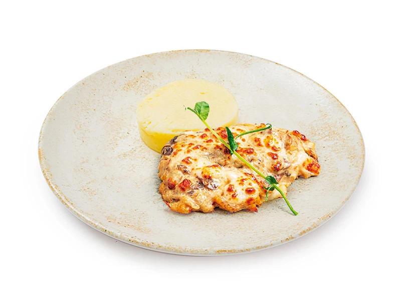 Запеченное филе птицы с соусом из шампиньонов с выбором гарнира