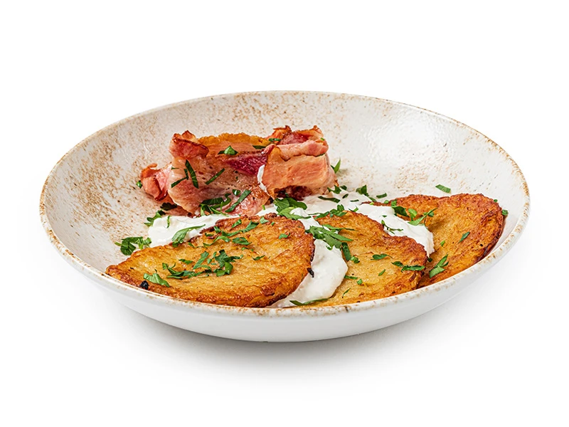 Драники с творожным соусом и грудинкой