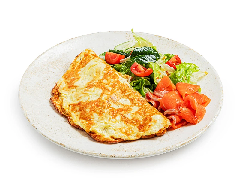 Омлет с салатом и лососем