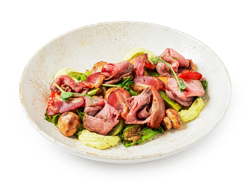 Теплый салат с ростбифом и сливочным сыром