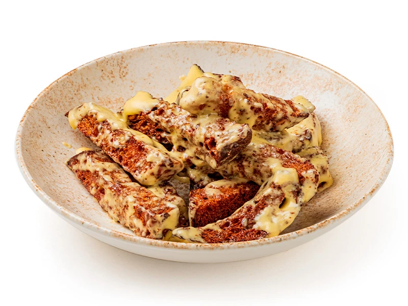 Хрустящие гренки из хлеба с чесночно-сырным соусом