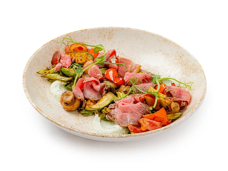 Теплый салат с ростбифом и сливочным сыром