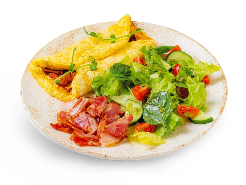 Омлет с салатом и беконом