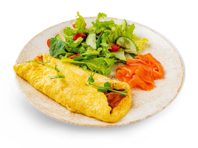 Омлет с салатом и лососем