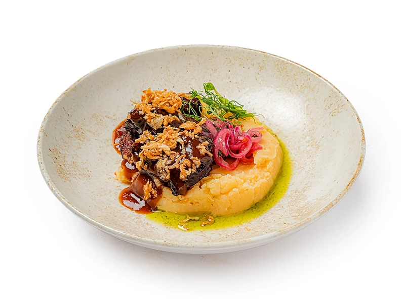 Глазированные говяжьи щечки с пюре