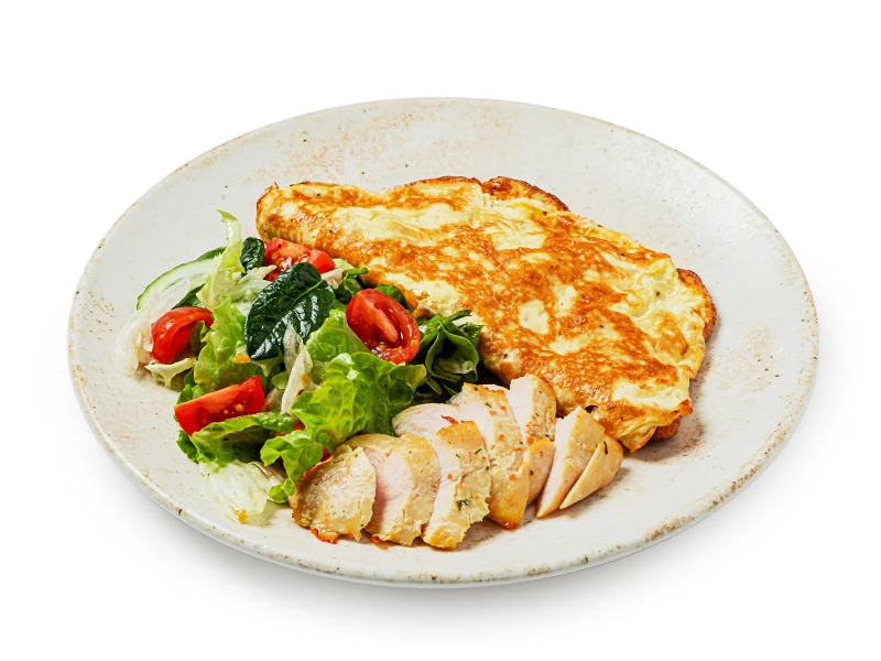 Омлет с салатом и курицей