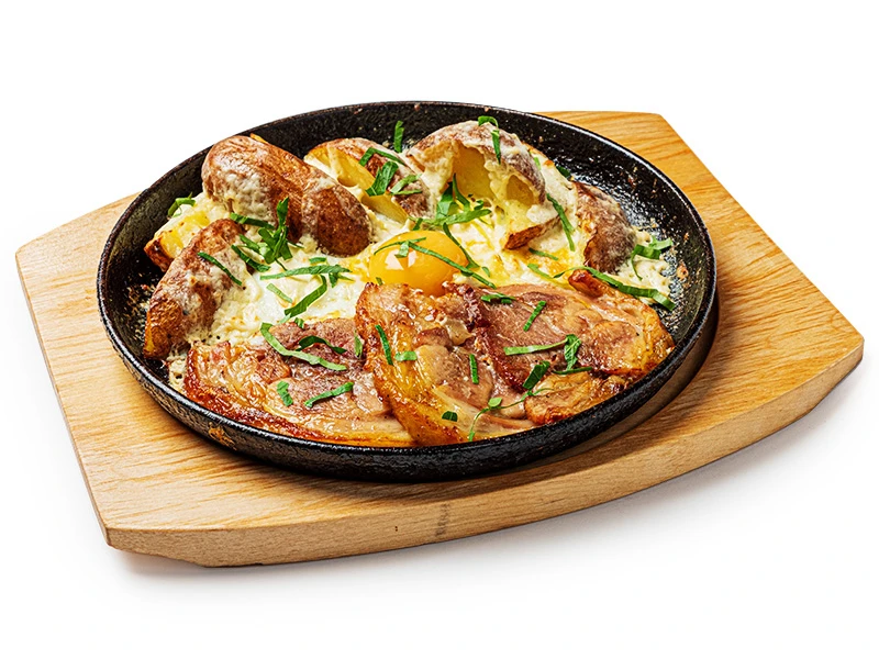 Рулька с картофелем и яйцом