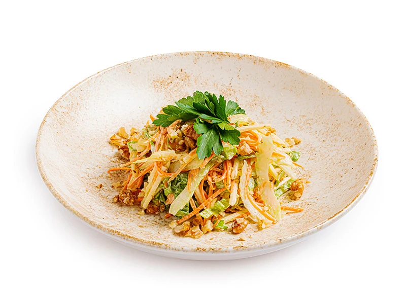 Салат овощной с яблоками и грецкими орехами