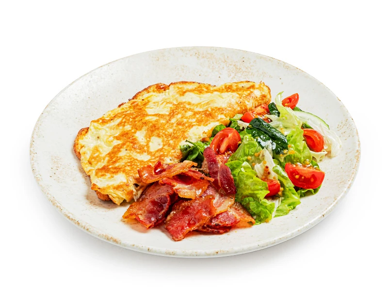 Омлет с салатом и беконом