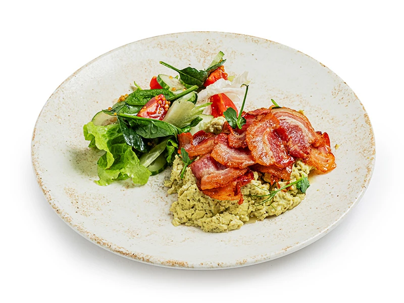 Скрэмбл с беконом и салатом