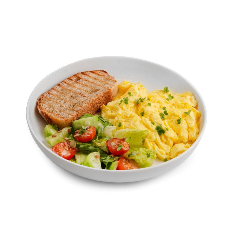 Скрэмбл с салатом из овощей