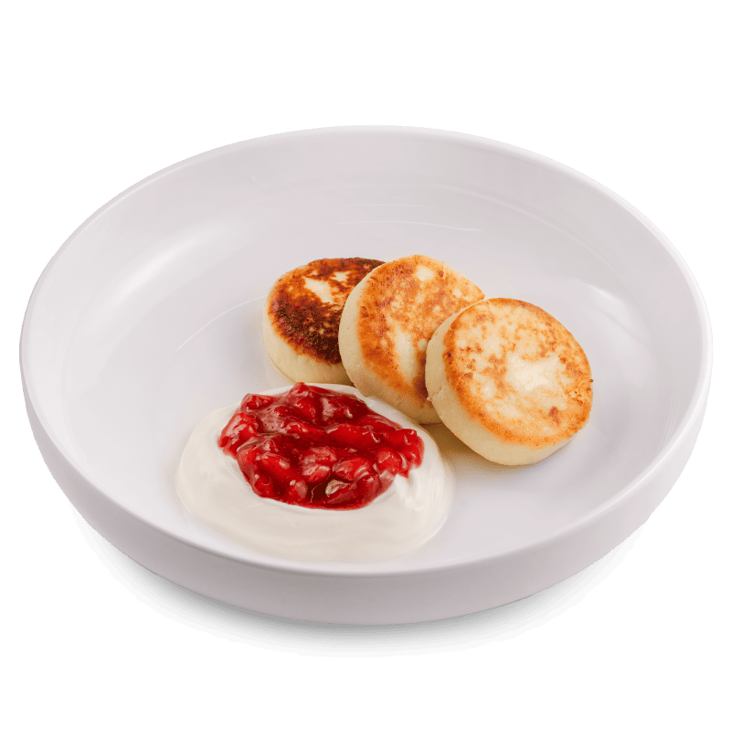 Сырники со сметаной и клубничным компоте