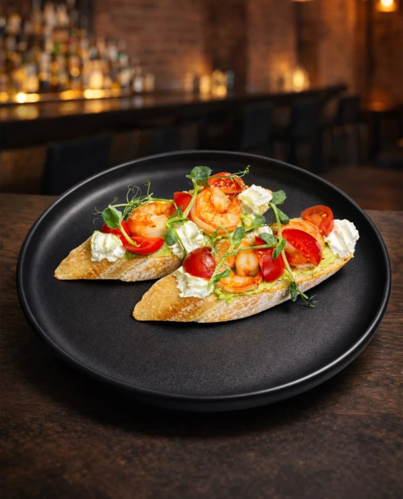 Брускетты с тигровыми креветками
