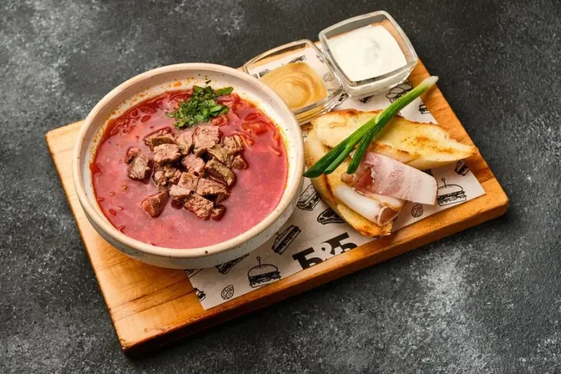 Борщ с чиабаттой и салом