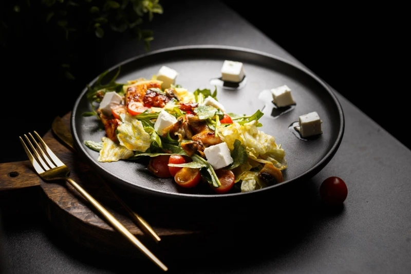 Теплый салат с цыпленком и сыром фета