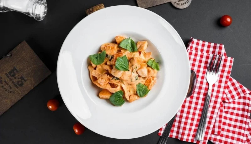 Паста с лососем и с соусом Унаги