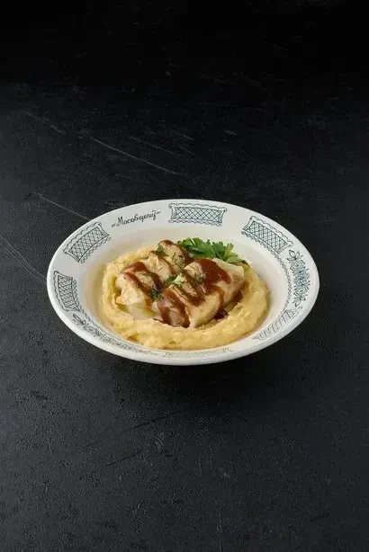 Голубцы с Пюре и соусом Демигласс Русская Зима