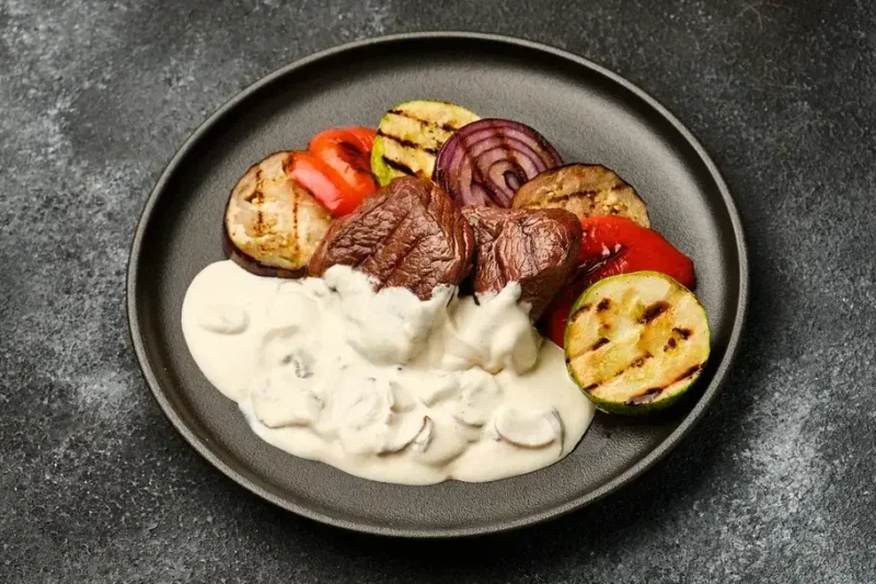 Говяжьи медальоны с овощами на гриле