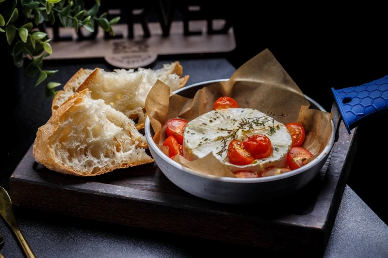 Запеченный Камамбер с Черри и травами