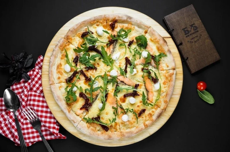 Пицца "Лосось с вялеными томатами"