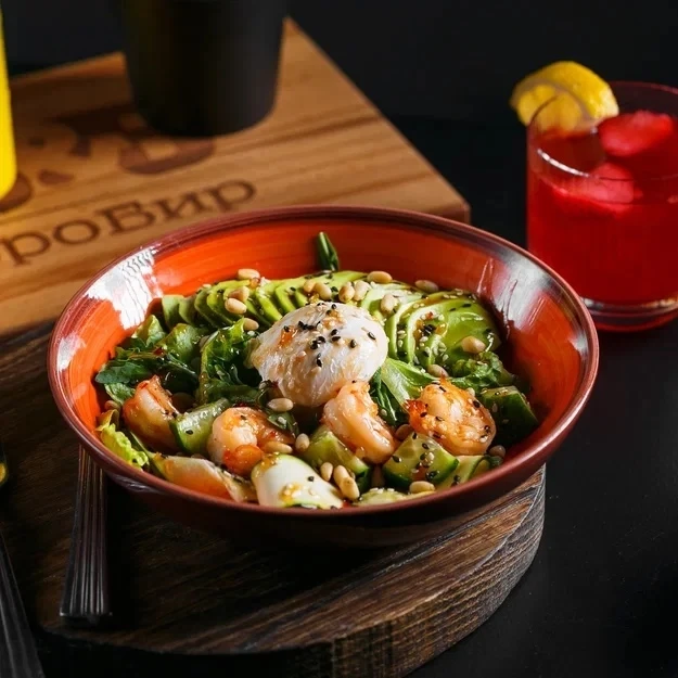 Зеленый салат с яйцом пашот и креветками