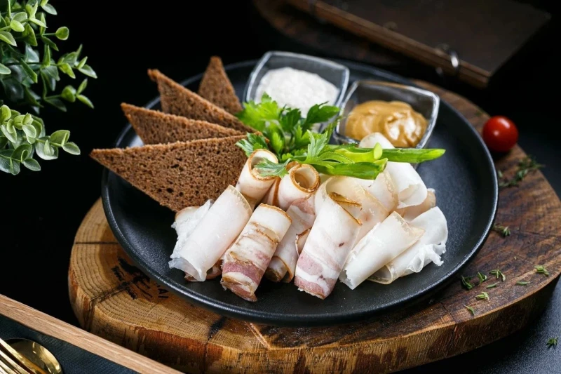 Тарелка с салом