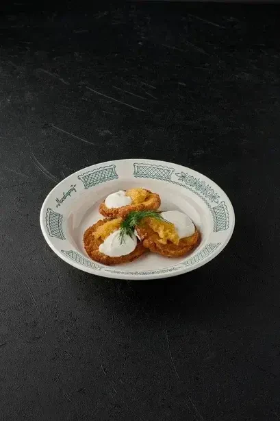 Картофельный оладьи со сметаной и щучьей икрой Русская Зима