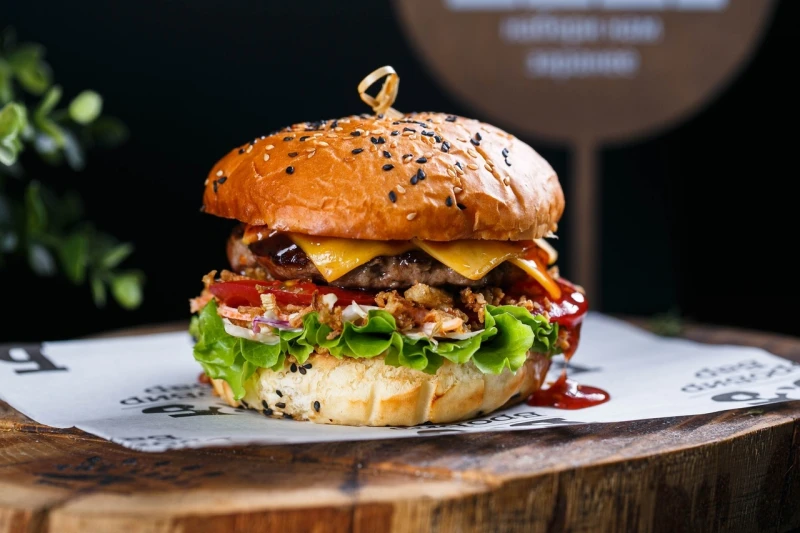 Бургер "Брусничный коул-слоу"