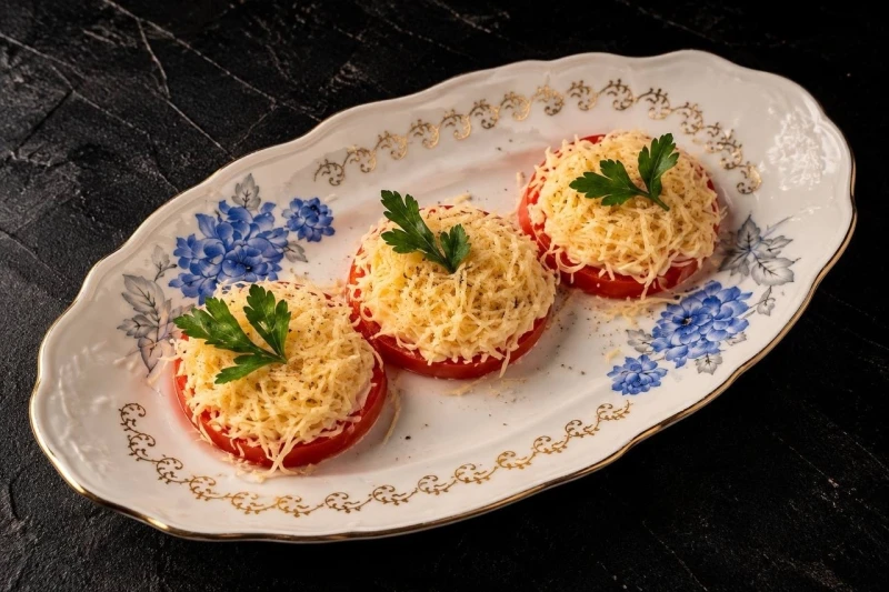 Помидоры с сыром и чесноком