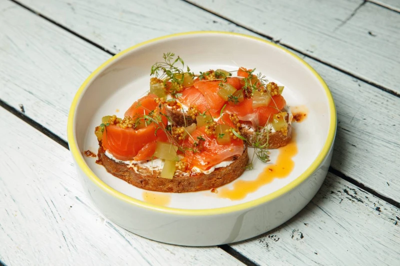 Брускетта с форелью слабой соли