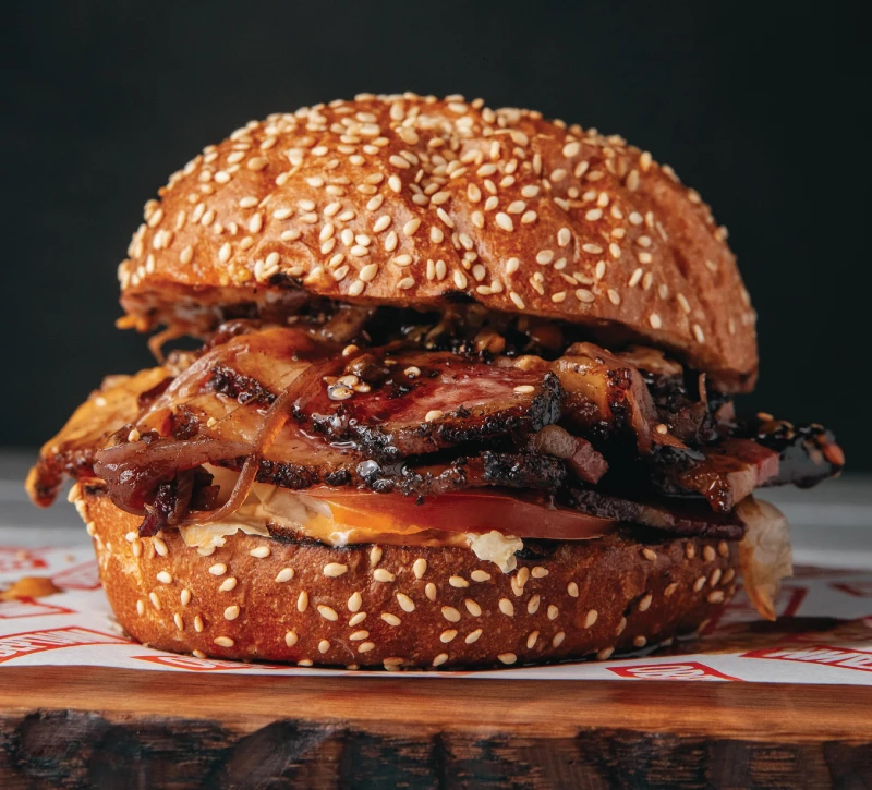 Бургер с техасским брискетом