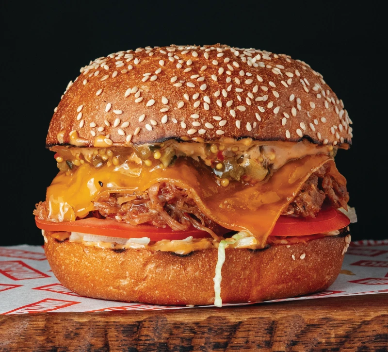 Бургер с рваной свининой