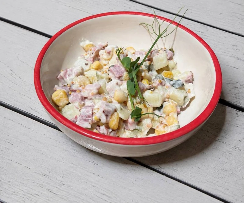Салат с копченой бужениной и кукурузой 