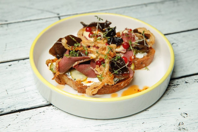 Брускетта с пастрами из сердца быка