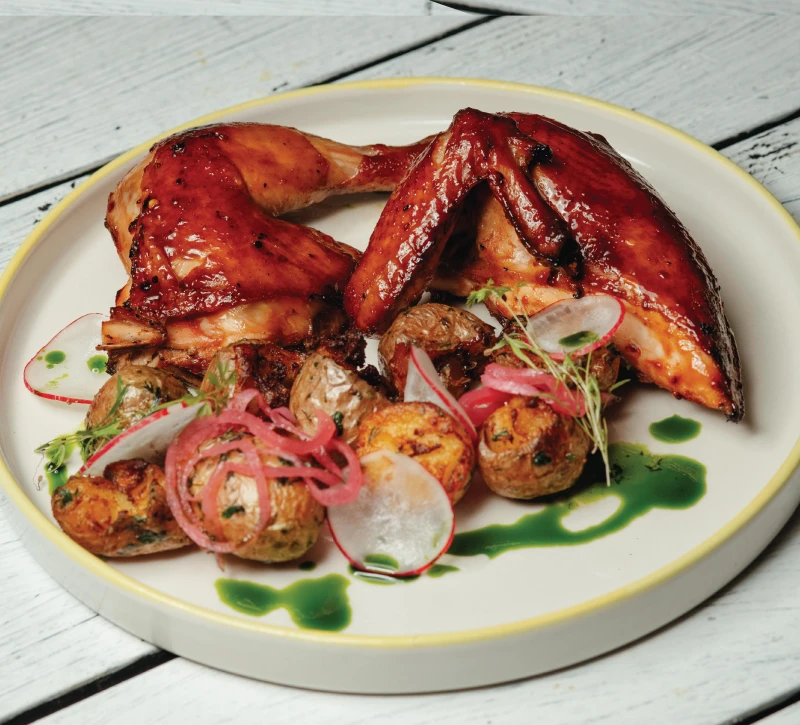 Половинка цыпленка с картофелем