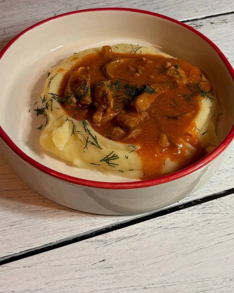 Поджарка из свинины с пюре из картофеля