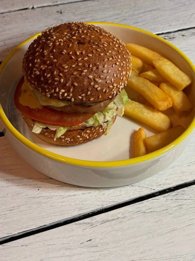 Чикен бургер с картофелем фри 