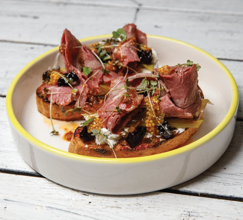 Брускетта с ростбифом 