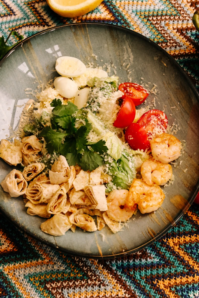 Салат цезарь с креветками